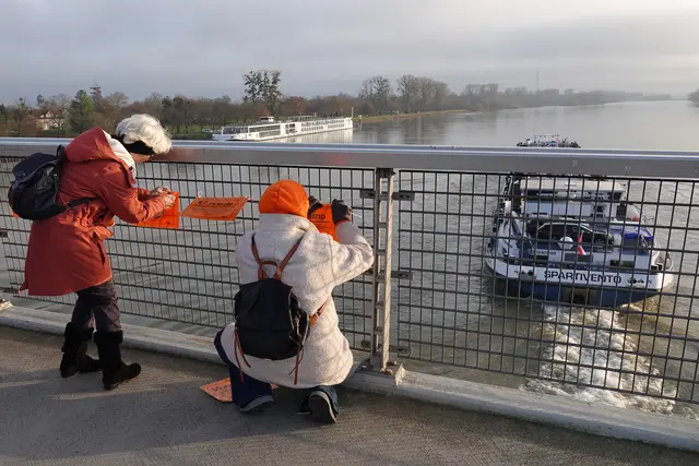 Bis zum 10. Dezember werden die Plakate auf der Passerelle an die 70 Frauen erinnern, die bis Ende September dieses Jahres in Deutschland einem Femizid zum Opfer gefallen sind. | Foto: Stadt Kehl/Gabriele Dasch