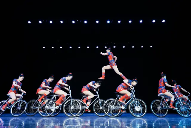 Geschwindigkeit, Gleichgewicht und choreografische Präzision machen den Auftritt der Hebei Acrobatic Troupe zu etwas ganz Besonderem. | Foto: Circus Charles Knie