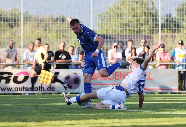 Der SV Oberachern (blaues Trikot) konnte sich im badischen Derby mit 2:1 bei der U 23 des KSC behaupten. | Foto: FS