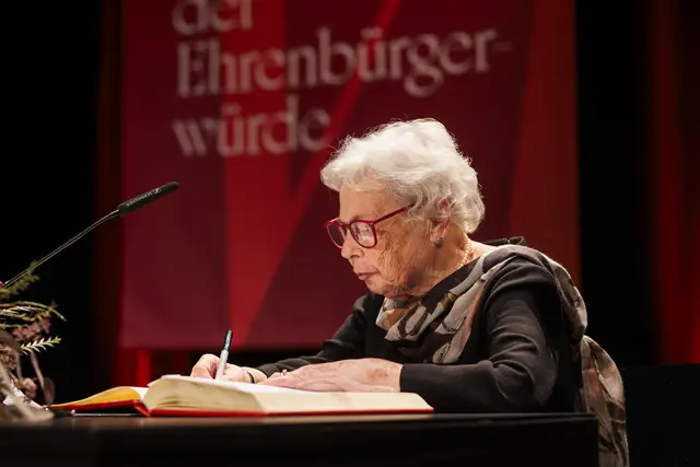 Die neue Ehrenbürgerin trägt sich in das Goldene Buch der Stadt ein. | Foto: Stadt Offenburg/Philipp von Ditfurth