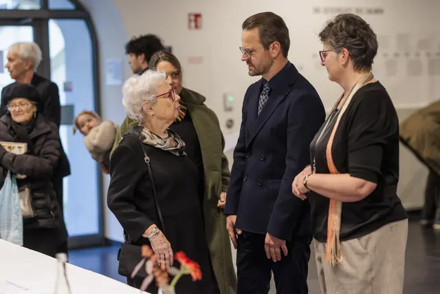 Eva Mendelsson (l.) mit Oberbürgermeister Marco Steffens und Kulturchefin Carmen Lötsch (r.) im Foyer des Salmen. | Foto: Stadt Offenburg/Philipp von Ditfurth