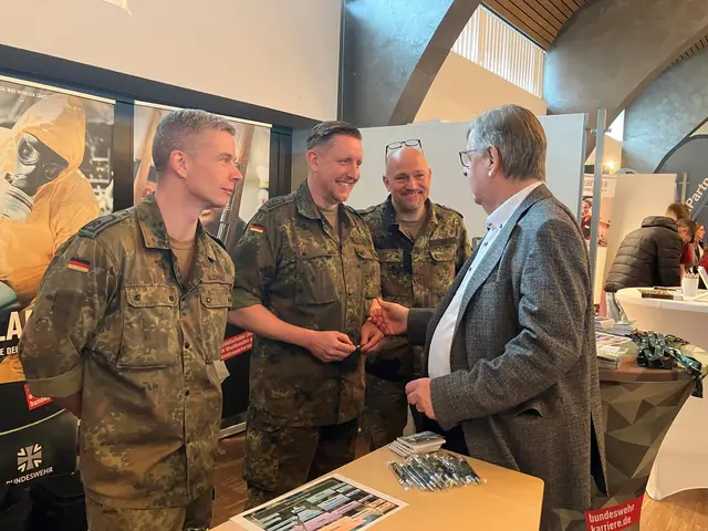 Ziel der Bundesregierung bis 2035 ist, über eine Truppenstärke von 460.000 Soldaten, davon 260.000 Zeit- und Berufssoldaten sowie 200.000 Reservisten, zu verfügen. Alle, die in der Bundeswehr gedient haben, bleiben Reservisten. Das Foto zeigt MdL Willi Stächele beim Eröffnungsrundgang auf der Berufsinfomesse 2024 in Oberkirch am Infostand der Bundeswehr. | Foto: Archivbild Glaser