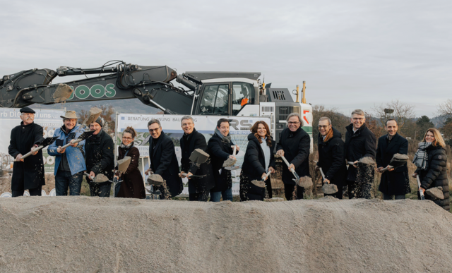 Gemeinsam mit Vertretern aus Politik und Verwaltung hat Landrat Thorsten Erny (6.v.l.) am Freitagnachmittag mit dem Spatenstich für die neue Nordtangente Achern offiziell den Startschuss für eines der bedeutendsten Straßenbauvorhaben des Ortenaukreises gegeben. | Foto: Laura Kirschniok/Ortenaukreis