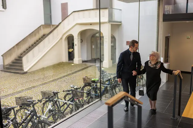 Oberbürgermeister Marco Steffens begleitet Eva Mendelsson in den Salmen-Saal. | Foto: Stadt Offenburg/Philipp von Ditfurth