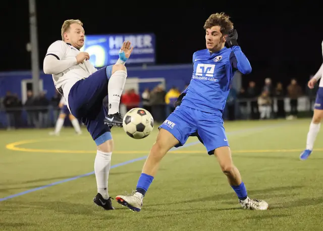 Marvin Schillinger (weißes Trikot) zog sich im Derby eine schwere Verletzung zu und wurde im Krankenwagen behandelt. | Foto: Fissler