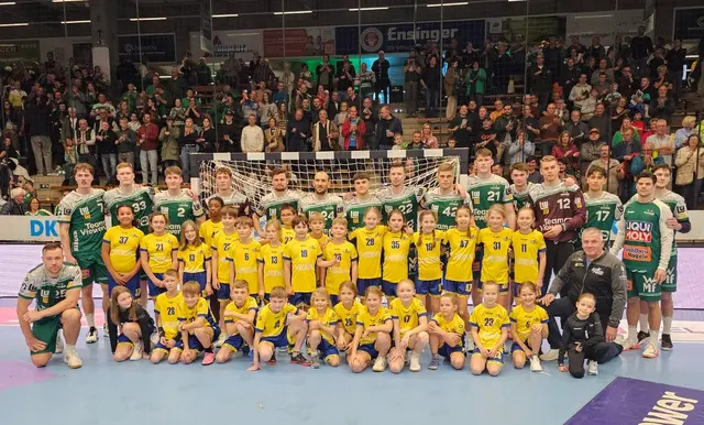 Der Handballnachwuchs der SG Gutach/Wolfach mit den Profis von Frisch Auf Göppingen | Foto: Hans-Jörg Kovac
