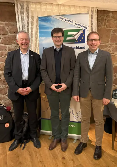 Der CDU-Bundestagsabgeordnete Johannes Rothenberger (M.) berichtete aus Berlin.  | Foto: Europa-Union Achern