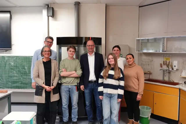 Schulleiterin Antje Bohnsack (v. l.), Studiendirektor Torsten Lorenz, Schüler Aurelio Antonacci, FDPLandtagsabgeordneter, Dr. Timm Kern, Schülerin Charlotte Rapp, Gemeinderätinnen Regina Sittler (Lahr) und Siham di Caro (Friesenheim) | Foto: Scheffel-Gymnasium Lahr