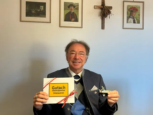 Eine besondere Würdigung erfuhr Siegfried Eckert von Schülern der Hasemann-Schule. Bei ihrem Projekt "Legostadt" anlässlich des Gemeindejubiläums bauten sie Gutach jeweils in der Vergangenheit, Gegenwart und Zukunft. Den Bürgermeister stellten sie mit Zauberstab dar, weil er manchmal zaubern kann. | Foto: ag