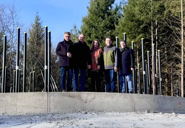 Informierten sich über den Baufortschritt (v. l.): Bernd Mettenleiter (Landtagsabgeordneter der Grünen), Erik Füssgen (Geschäftsführer Projektgesellschaft Windpark Hummelsebene GmbH &amp; Co. KG), Maren Seifert (Landtagskandidatin der Grünen für den Wahlkreis Offenburg), Thomas Marwein (Landtagsabgeordneter der Grünen) und Andreas König (Bürgermeister Gemeinde Durbach)  | Foto: Stadtwerke Oberkirch