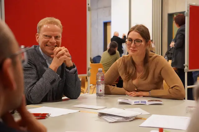 Menschen aus unterschiedlichen Bereichen der Stadtgesellschaft kamen an dem Abend zusammen, um sich über die Inklusion in Oberkirch auszutauschen. Die Ergebnisse werden nun ausgewertet.  | Foto: Denise Burkart/Stadt Oberkirch
