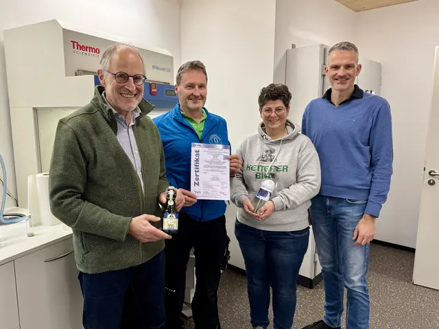 Qualität im Fokus: Geschäftsführer Michael Ketterer (von links), Dipl.-Braumeister Klaus Vogt, Dr. Lisa Aberle aus der Qualitätssicherung sowie Geschäftsführer Philipp Ketterer nach dem erfolgreich gemeisterten unangekündigten IFS-Audit. | Foto: Familienbrauerei Ketterer