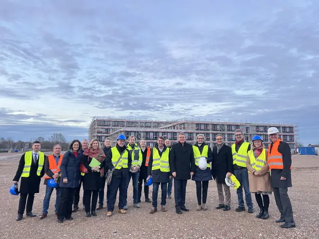 Freuen sich über den guten Verlauf der Arbeiten zum Klinikneubau Achern: Der Verwaltungsrat des Ortenau Klinikums mit Landrat Thorsten Erny (6. v. r.) und Ortenau Klinikum-Vorstandsvorsitzende Claudia Bauer-Rabe (5. v. r.). | Foto: Ortenau Klinikum/Sonja Himmelsbach
