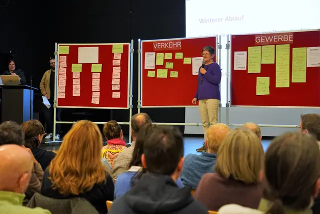 Der erste Oberkircher Bürgertisch zum Thema Inklusion war ein voller Erfolg. Das Bürgerbeteiligungsformat, das künftig die früheren Beiräte ersetzt, zeigte sein Potenzial. Zahlreiche Anregungen und Ideen zu Inklusionspotenzialen wurden von rund 50 Teilnehmern erarbeitet.  | Foto: Denise Burkart/Stadt Oberkirch