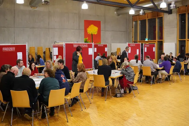 In sieben frei wählbaren Kleingruppen tauschten sich die Teilnehmer in den Bereichen Wohnen, Verkehr, Begleitung, Freizeit, Gewerbe, Informationsvermittlung sowie Kitas und Schulen aus.  | Foto: Denise Burkart/Stadt Oberkirch 