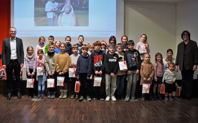 Die ausgelosten Gewinnerkinder der Oberkircher Alltagsmenschen-Kinder-Rallye bei der Preisübergabe: Sie erhielten ein Puzzle-Set des Oberkircher Wimmelbildes und einen Einkaufsgutschein der Werbegemeinschaft LOKAL.STARK.OBERKIRCH. | Foto: Denise Burkart/Stadt Oberkirch 
