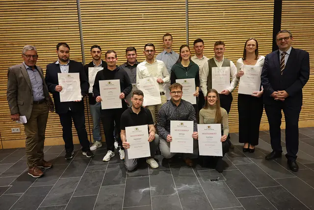 Die Winzer, die im Regierungsbezirk Freiburg erfolgreich die Meisterprüfung abgelegt haben.  | Foto: Anna Schmitz