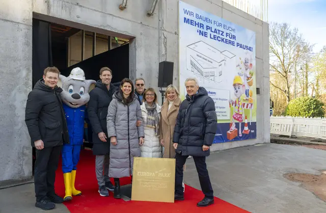 Frederik Mack (v. l.), Nicolas Mack, Ann-Kathrin Mack, Roland Mack, Marianne Mack, Mauritia Mack und Jürgen Mack bei der feierlichen Grundsteinlegung des neuen Mitarbeiter-Restaurants | Foto: Europa-Park