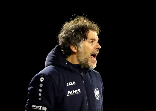 SVN-Trainer Jan Herdrich gestikulierte und gab vom Seitenrand Anweisungen. Trotzdem setzte es eine Niederlage. | Foto: Foto: Fissler