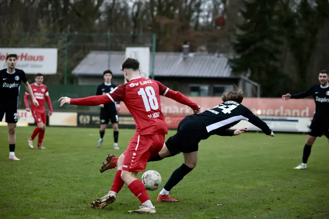 Spitzenreiter Teningen (schwarzes Trikot) strauchelte fast beim SV Linx, gewann jedoch mit 2:0. | Foto: Foto: AW