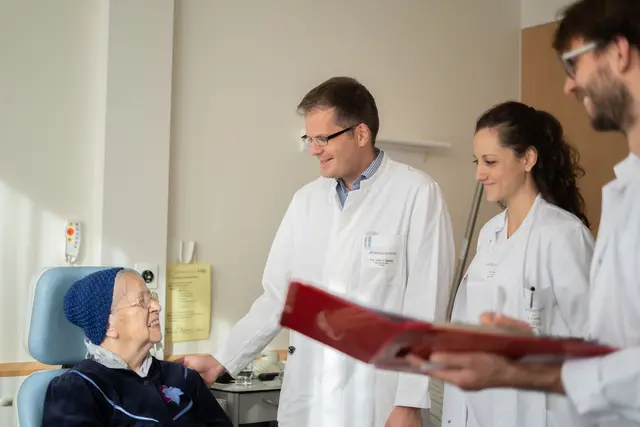 Dr. Blahak, Chefarzt der Stroke-Unit Lahr (Mitte), setzt mit seinem Team bei älteren Patienten auf eine geriatrische frührehabilitative Komplexbehandlung.     | Foto: Foto: Ortenau Klinikum 