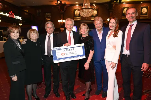 Freuen sich gemeinsam über die stolze Summe von links: Paola Felix, Ursula und Werner Kimmig, Jürgen und Mauritia Mack, Karlheinz und Dagmar Kögel sowie Prof. Tobias Feuchtinger. | Foto: Europa-Park