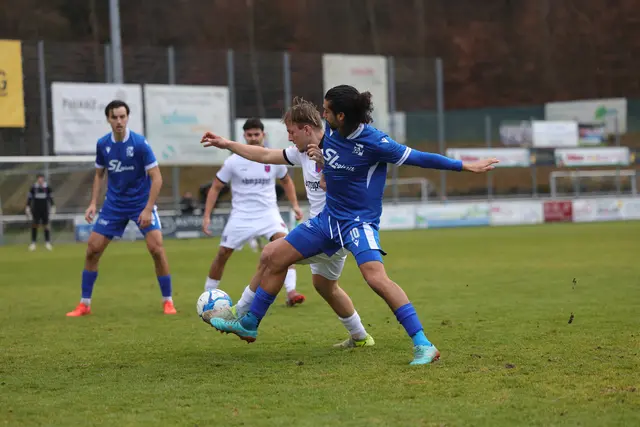 Der SV Oberachern (blaues Trikot) setzte sich gegen den FSV Hollenbach mit 2:1  durch. | Foto: Foto: MM