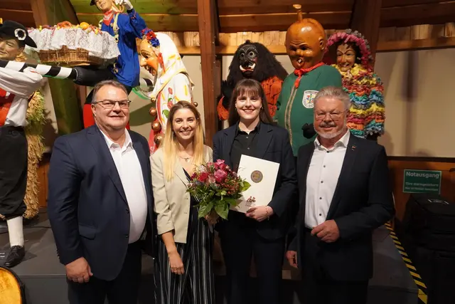 Roland Haag, Stiftungsratsvorsitzender (v. l.), Kuratoriumsmitglied Saray Paredes Zavala, Viktoria Panther und Stiftungsvorstand Roland Wehrle | Foto: Andreas Winnet