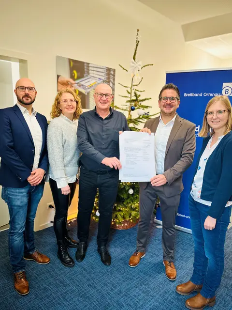 Michael Großer (Dezernent Dezernat Ländlicher Raum Landratsamt Ortenaukreis; v. l.) Evelyn Bruch (Stellvertretende Dezernentin Dezernat Ländlicher Raum Landratsamt Ortenaukreis), Josef Glöckl-Frohnholz (Geschäftsführer Breitband Ortenau), Bürgermeister Stefan Hattenbach und Bauamtsleiterin Nora Ludihuser 
 | Foto: Gemeinde Kappelrodeck/Jasmin Liebich