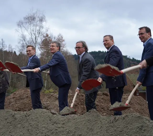 Spatenstich auf dem Mattenhof (von links): Bürgermeister Sven Müller, Landrat Thorsten Erny, Regierungspräsident Carsten Gabbert, Minister Peter Hauk und Staatssekretär Volker Schebesta | Foto: Regierungspräsidium
