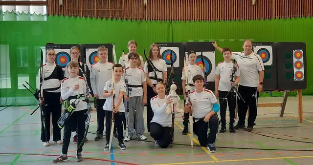 Mit viel Spaß und Zusammenhalt trat die starke Jugendgruppe auf. Hinten von links: Jette-Sofie Künstle, Stella Müller, David Huber, Jugendleiterin Sina Hehr, Theda Gingter, Noah Müller, Nico Thom und Trainer Riccardo Hehr. Vorne von links: Lisa Huber, Leon Bouchta, Pedro Brucker, Miriam Huber mit Maskottchen Günter sowie Yasin Baylas.  | Foto: Udo Müller/Riccardo Hehr