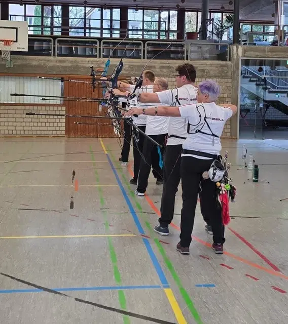 Das Feld war bei den erwachsenen Schützen war bei der Vereinsmeisterschaft kleiner Besetzt.: Von vorne: Sabine Herm, Konstantinos Zampras, Jürgen Zimmermann, Sebastian Gingter, Sina und Riccardo Hehr. | Foto: Udo Müller/Riccardo Hehr