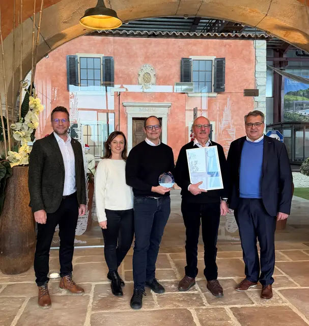 Bürgermeister Tobias Uhrich ( l.) und Ortsvorsteher Jochen Strosack (r.) gratulieren zur Auszeichnung. | Foto: Gemeinde Neuried