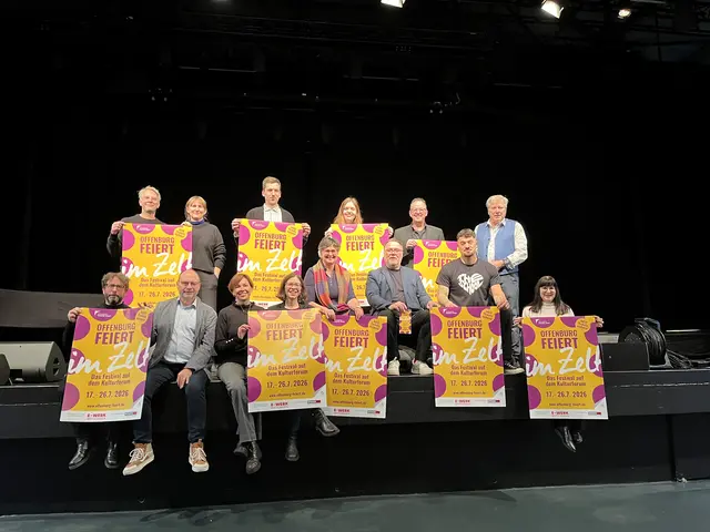 "Offenburg feiert im Zelt" hat viele Mütter und Väter: Christian Kessler, Kulturbüro (v. l., sitzend), Wolfgang Reinbold, Stadtgeschichte und Heimatpflege, Anne Schmitt-Heinrich und Maria Hermann, Musikschule Offenburg, Carmen Lötsch, Fachbereichsleitung Kultur, Bürgermeister Hans-Peter Kopp, Sebo Falkovic, The School, und Anthea Götz, E-Werk, Mittelbaden; Moritz Lang, Kulturbüro (v. l., stehend), Patricia Potrykus, Städtische Galerie, Max Schleyer und Elena Borghorst, Fachbereich Kultur, Stadtmusikdirektor Axel Berger und Stadtkapellenvorsitzender Jess Haberer | Foto: gro