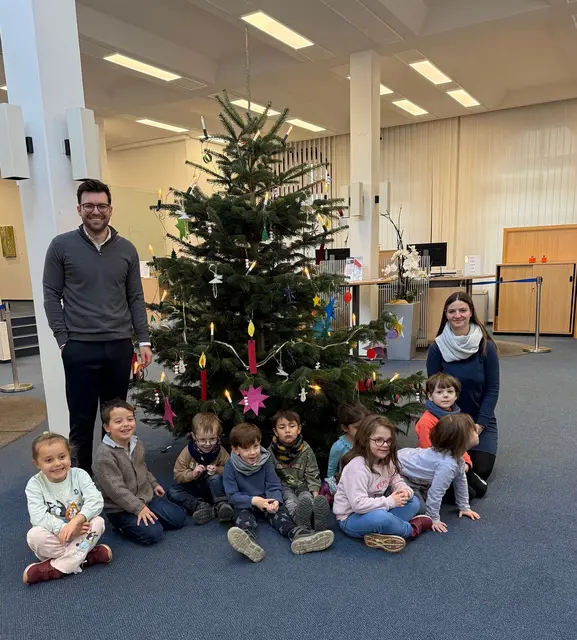 Der Weihnachtsbaum in der Filiale in Oberkirch, geschmückt von Kindern des Katholischen Kindergarten "St. Raphael" | Foto: Emely Geiler/Volksbank eG – Die Gestalterbank