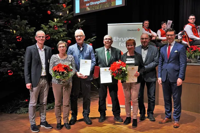 Im Namen von Ministerpräsident Winfried Kretschmann überreichte Oberbürgermeister  Bühler (r.) drei Bürgern die Ehrennadel es Landes Baden-Württemberg und ehrte damit ihr herausragendes ehrenamtliches Engagement.  | Foto: Denise Burkart/Stadt Oberkirch