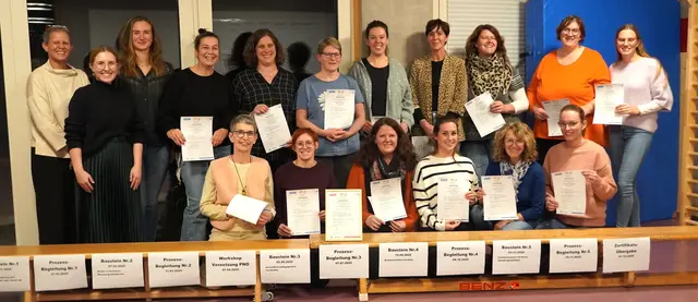 Das Team der Kita St. Barbara in Ettenheim mit Susanne Peter (Prozessbegleitung PNO, l.), Julie Kuderer (Regionale Präventionsbeauftragte PNO, 2. v. l.) und Kita-Leiterin Andrea Jäger (4. v. l.) | Foto: Landratsamt Ortenaukreis