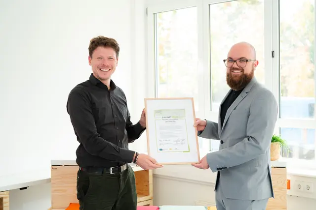 Michael Löffler (re.) übergibt die Auszeichnung Zukunft.Raum an Florian Appel (li.), Betreiber des Technologieparks Offenburg. | Foto: Zukunft.Raum.Schwarzwald