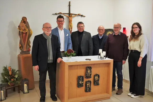 In altem Glanz erstrahlt der neue Andachtsraum in Altenpflegeheim St. Josef dank der finanziellen Unterstützung der Hättig-Stiftung. Über das gelungene Ergebnis freuen sich Holz- und Steinbildhauer Michael W. Huber (v. l.), Oberbürgermeister und Stiftungsvorsitzender Gregor Bühler, Pfarrer Ralf Dickerhof, stellvertretender Stiftungsvorsitzender Hermann-Josef Müller, Diakon Ottmar Spinner sowie die Leiterin des Sozialen Dienstes im Haus St. Josef, Franziska Ahnert.  | Foto: Denise Burkart/Stadt Oberkirch 