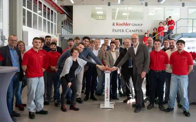 Die Beteiligten am Koehler Group Paper Campus zusammen mit den Auszubildenden bei der feierlichen Eröffnung. Am Buzzer (v. l.) Birgit Braun (Projektleiterin Planung Bau – Zentrale Anlagentechnik), Bernd Heidenreich (Ausbilder Papiertechnik), Faruk Tascioglu (Ausbilder Papiertechnik), Kai Furler (Vorstandsvorsitzender), Simone Wölfle (Leiterin Ausbildung und Personalentwicklung), Frank Lendowski (Vorstand Finanzen und Verwaltung) und Dr. Stefan Karrer (Vorstand Technik). | Foto: Koehler-Gruppe 