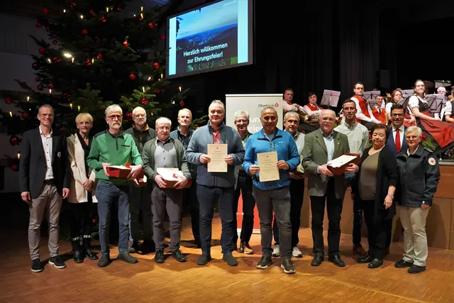 Für sechs Spender stand in diesem Jahr die 100. Spende an. Karl Bühler wurde für 125 Spenden geehrt. Martin Huber sowie Helmut Wolff (Mitte) spendeten jeweils zum 175 Mal ihr Blut, um anderen Menschen wertvolle Lebenszeit zu schenken. Weitere 64 Spender wurden für zehn, 25, 50 sowie 75 Spenden ausgezeichnet.  | Foto: Denise Burkart/Stadt Oberkirch