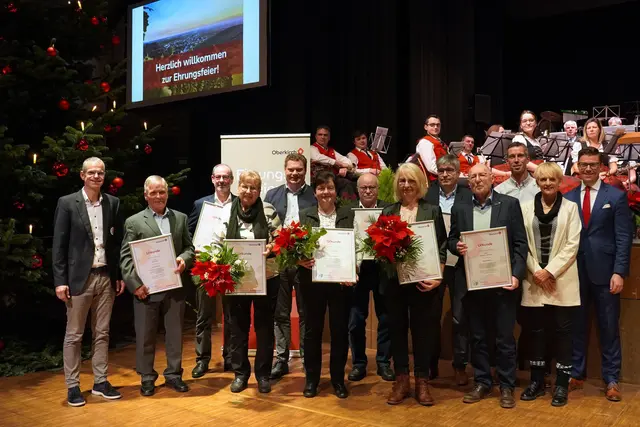 Zehn engagierte Mitbürger wurden von Oberbürgermeister Bühler und Bürgermeister Lipps mit der Bürgermedaille der Stadt ausgezeichnet.  | Foto: Denise Burkart/Stadt Oberkirch