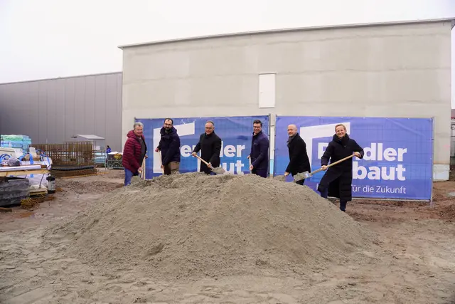 Beim Spatenstich für den letzten Bauabschnitt des Baubetriebshofs: Georg Knapps (v. l.), Adrian Kirchner, Peter Bercher, Oberbürgermeister Gregor Bühler, Architekt Julian Assem und Silvie Rendler | Foto: Denise Burkart/Stadt Oberkirch