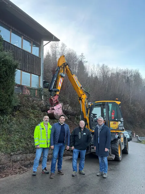Klaus Kimmig (v. l.), Ortsvorsteher Matthias Fischer, Betriebsleiter der Firma Schnell Udo Kimmig und Bürgermeister Uwe Gaiser | Foto: Stadt Oppenau