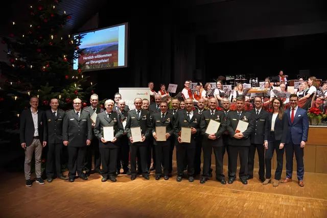 13 Feuerwehrkameraden wurden für ihre langjährigen Verdienste und beispielgebendes Engagement ausgezeichnet.  | Foto: Denise Burkart/Stadt Oberkirch 