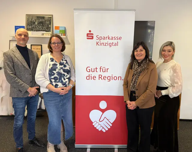 Schulleiter Mathias Meier-Gerwig (v. l.) und die für Berufsorientierung zuständige Lehrerin Daniela Wacker sowie Bereichsleiterin Unternehmensentwicklung Simone Bruder und Jeana Huber, Leiterin Personalentwicklung/Ausbildung, schließen Bildungspartnerschaft zwischen Robert-Gerwig-Gymnasium und Sparkasse. | Foto: Sparkasse Kinzigtal