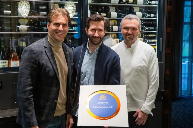 Thomas Mack (l.), geschäftsführender Gesellschafter Europa-Park, und Peter Hagen-Wiest, Küchenchef des Zwei-Sterne Restaurants "Ammolite - The Lighthouse Restaurant" freuen sich mit Sascha Schmidt (Mitte) über die Auszeichnung "Sommelier des Jahres" von "Die 101Besten". | Foto: Europa-Park