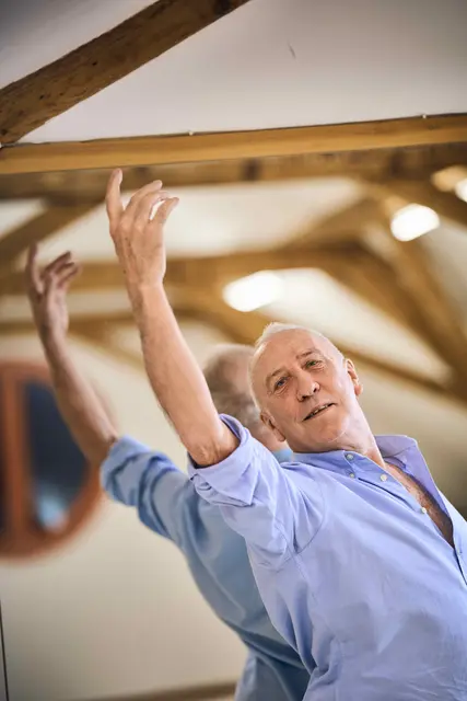 Der Australier John Vye wusste schon früh, dass Ballett seine großen Leidenschaft ist. Er ist als Tänzer und Lehrer um die Welt gezogen und hat mit den Größen der Branche zusammen getanzt. Seit zwei Jahren unterrichtet der Ballettmeister nun auch in Lahr.  | Foto: Michael Bode