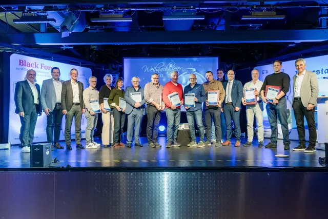 Langjährige Mitarbeiter wurden geehrt (von links): Betriebsratsvorsitzender Martin Preskar, Ortsvorsteher Christian Sämann, Bürgermeister Christoph Lipps mit Heinz Schmieder, Ingrid Friedrich, Helga Benz, Wolfgang Lehmann, Siegfried Mayer, Reiner Hermann, Stefan Müller, Slavisa Buzuk, Bürgermeister-Stellvertreter Kurt Schmieder, Bürgermeister Meinrad Baumann, Gottfried Gieringer, Tobias Boschert sowie Geschäftsführer Klaus Bähr. | Foto: Michael Rosenstiel