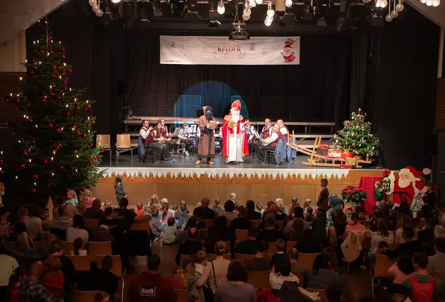 Nikolaus und Knecht Ruprecht begrüßten die Kinder der Koehler-Belegschaft und sorgten für schöne Momente in der Vorweihnachtszeit. | Foto: Koehler-Gruppe